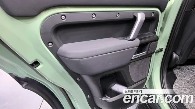 Land Rover Defender 2023 — фото 15