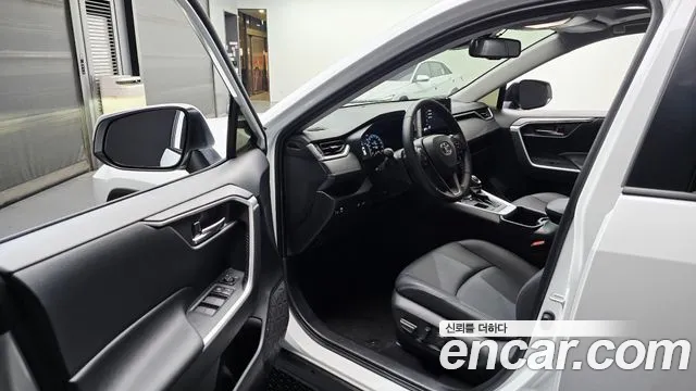Toyota RAV4 2025 — фото 13