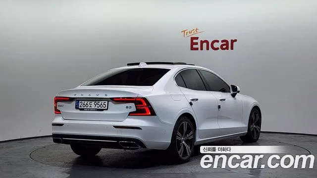 Volvo S60 2022 — фото 2