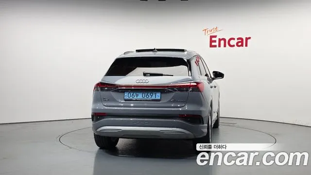 Audi Q4 e-tron 2023 — фото 4