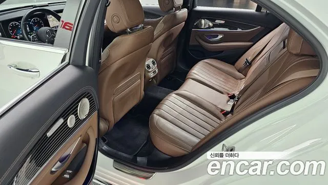 Mercedes-Benz E-Class 2021 — фото 11