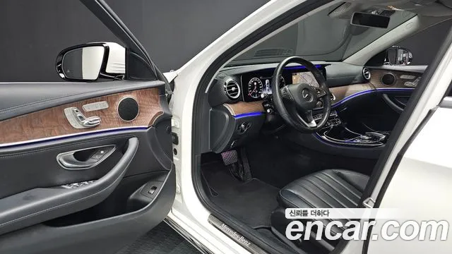 Mercedes-Benz E-Class 2017 — фото 16