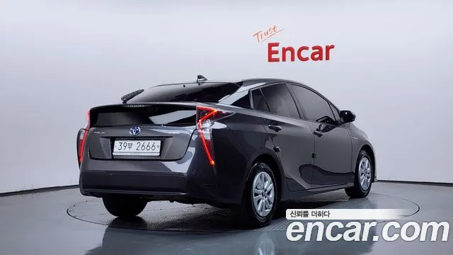 Toyota Prius 2017 — фото 2