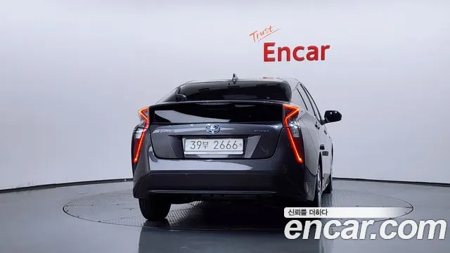 Toyota Prius 2017 — фото 4