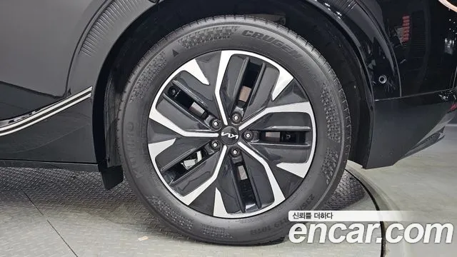 Kia EV6 2023 — фото 6
