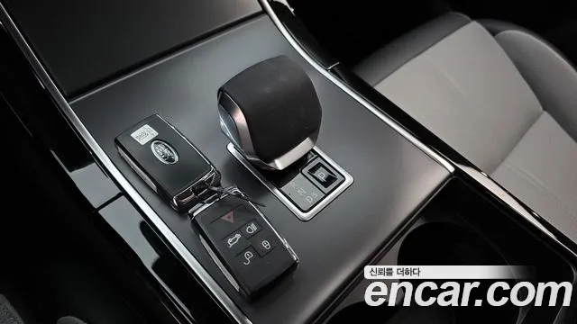 Land Rover Range Rover Velar 2025 — фото 12