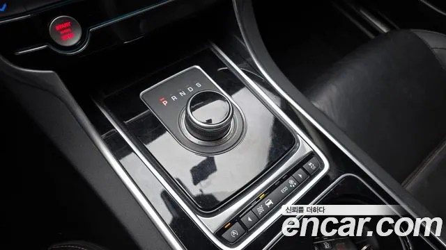 Jaguar XE 2017 — фото 9