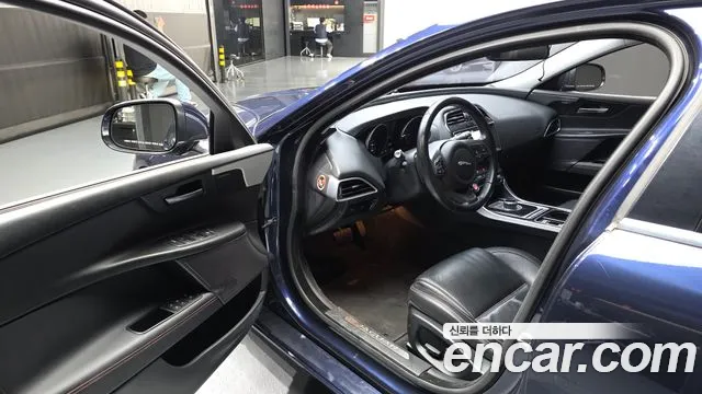 Jaguar XE 2017 — фото 10