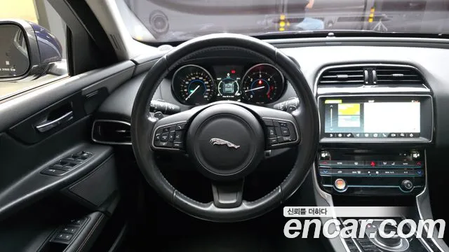 Jaguar XE 2017 — фото 13