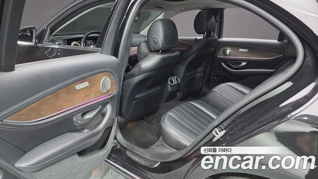 Mercedes-Benz E-Class 2017 — фото 18