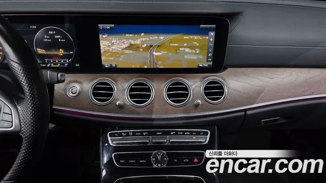 Mercedes-Benz E-Class 2017 — фото 19