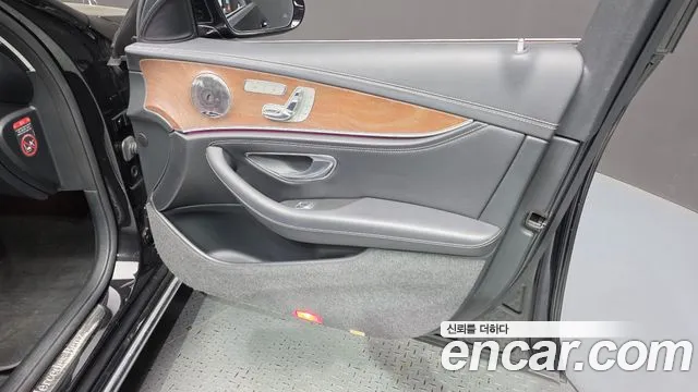 Mercedes-Benz E-Class 2017 — фото 14