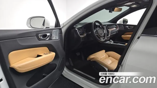 Volvo XC60 2023 — фото 12