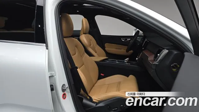 Volvo XC60 2023 — фото 16