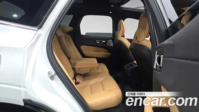 Volvo XC60 2023 — фото 17