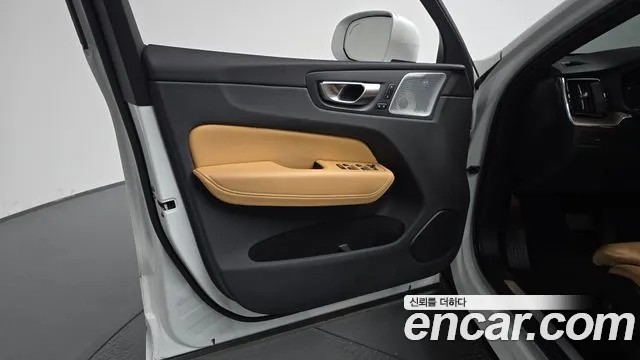 Volvo XC60 2023 — фото 13
