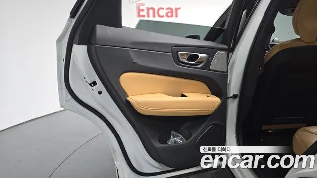 Volvo XC60 2023 — фото 14