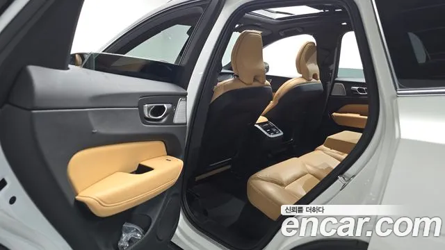 Volvo XC60 2023 — фото 15