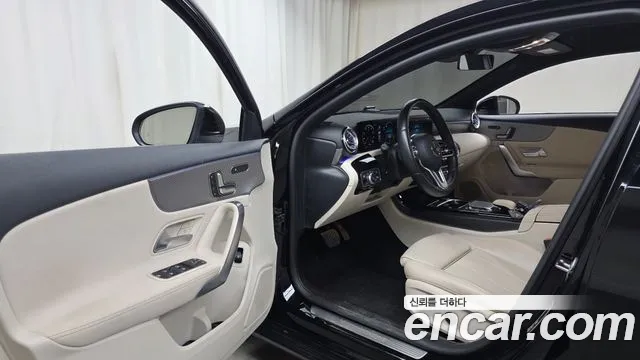 Mercedes-Benz A-Class 2023 — фото 13