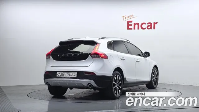 Volvo V40 2019 — фото 2