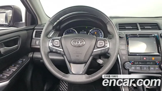 Toyota Camry 2017 — фото 11