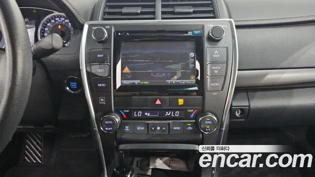 Toyota Camry 2017 — фото 12