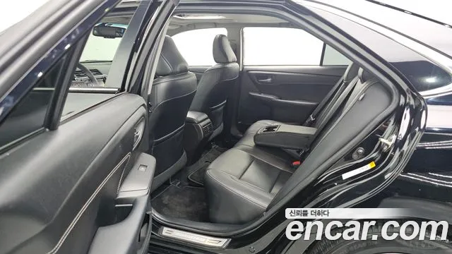 Toyota Camry 2017 — фото 18