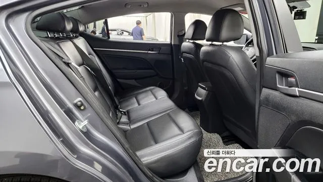 Hyundai AVANTE 2016 — фото 18