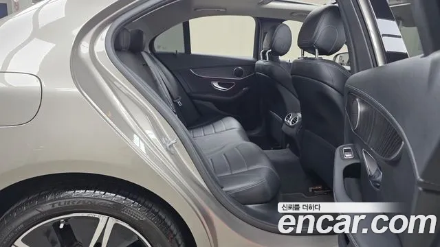 Mercedes-Benz C-Class 2019 — фото 17