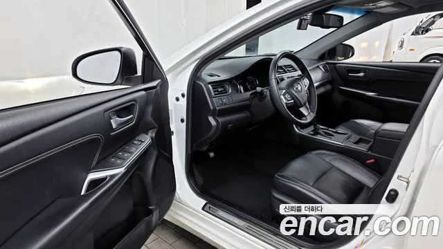 Toyota Camry 2017 — фото 13