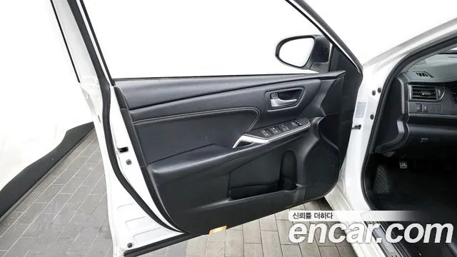 Toyota Camry 2017 — фото 14