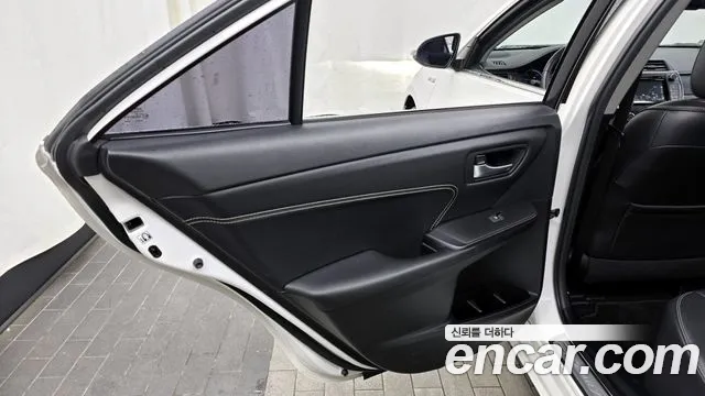 Toyota Camry 2017 — фото 15