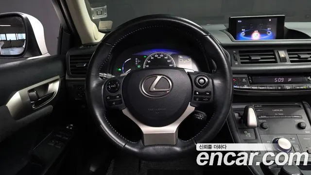 Lexus CT200h 2019 — фото 19