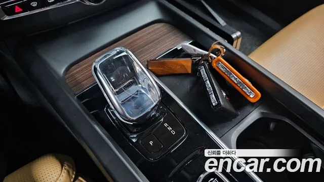 Volvo XC60 2022 — фото 12