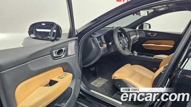 Volvo XC60 2022 — фото 13