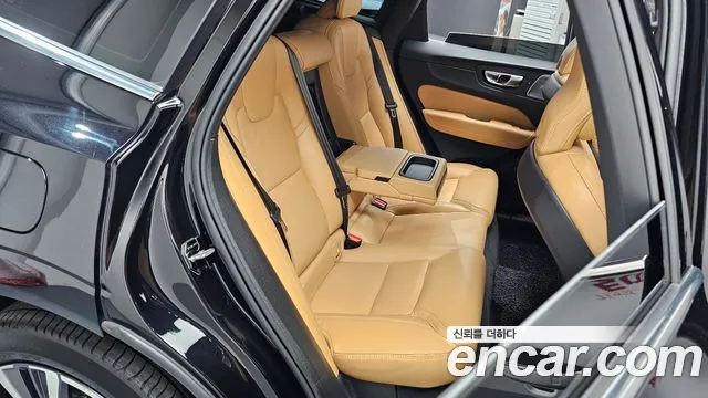 Volvo XC60 2022 — фото 17