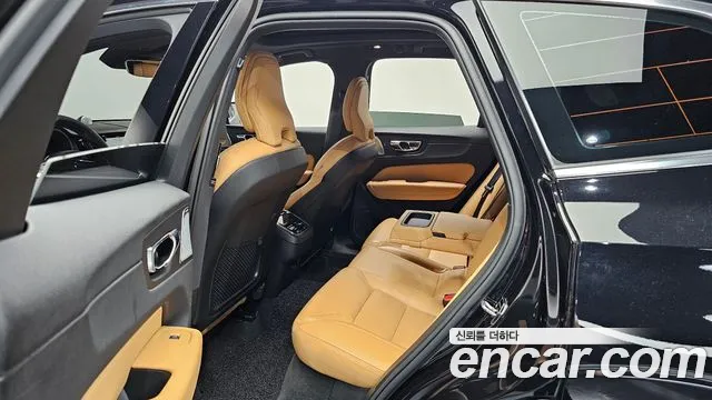 Volvo XC60 2022 — фото 18