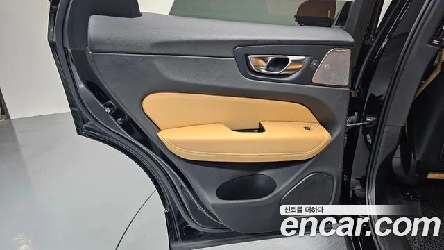 Volvo XC60 2022 — фото 15