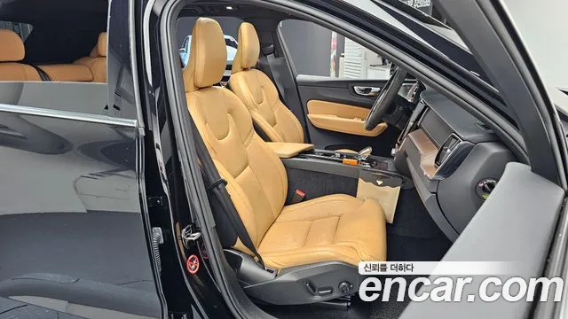 Volvo XC60 2022 — фото 16