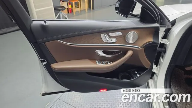 Mercedes-Benz E-Class 2021 — фото 14