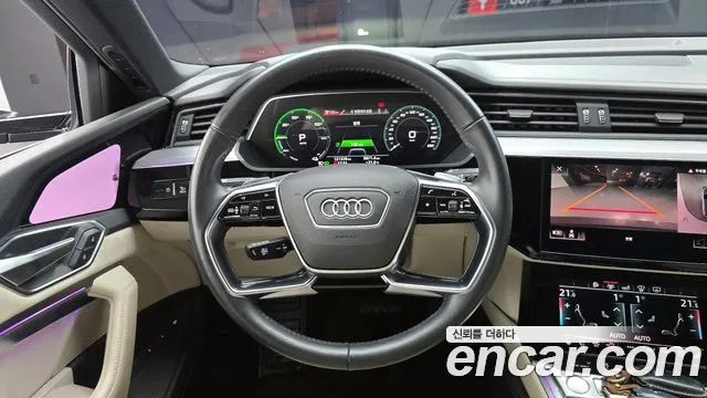 Audi e-tron 2020 — фото 19