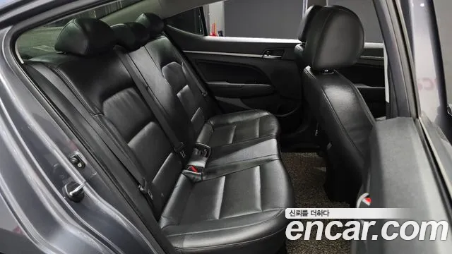 Hyundai AVANTE 2017 — фото 11