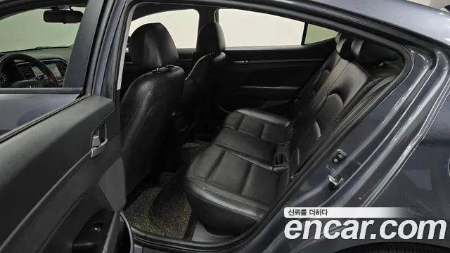 Hyundai AVANTE 2017 — фото 12
