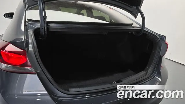 Hyundai AVANTE 2017 — фото 20