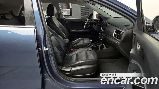 Kia Stonic 2018 — фото 16