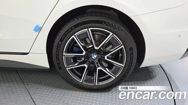 BMW i4 2022 — фото 7