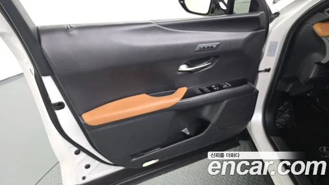 Lexus UX 2019 — фото 13