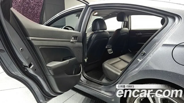 Hyundai AVANTE 2018 — фото 18