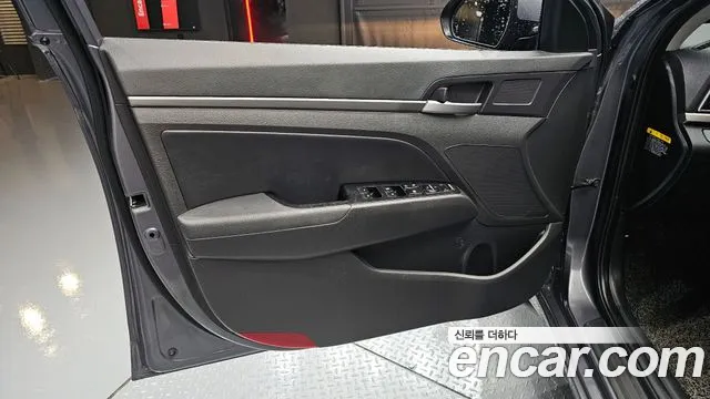 Hyundai AVANTE 2018 — фото 14