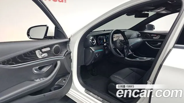 Mercedes-Benz E-Class 2023 — фото 12